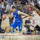 Le joueur de Fribourg Arnaud Cotture, gauche, lutte pour le ballon avec le joueur de Lausanne David Ezekiel Crawford, droite, lors du match du championnat entre Pully Lausanne Foxes et Olympic